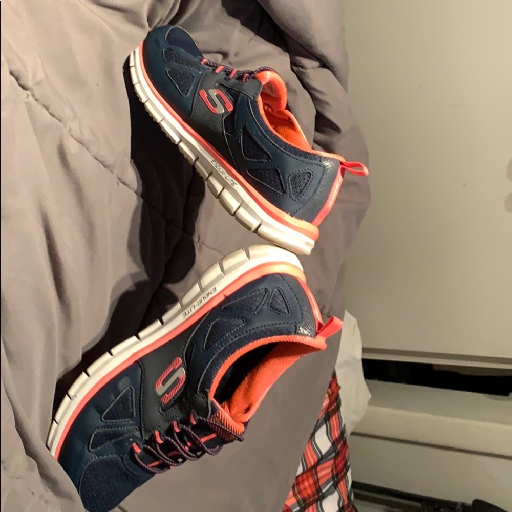 Super cute Sketchers walking shoes memory foam